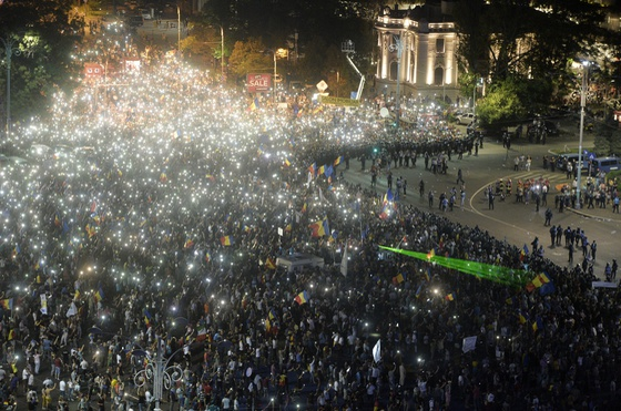 In jur de 40 de mii de protestatari si-au aprins lanternnele telefoanelor mobiile in timpul mitingului de protest anti-guvernamental si anti-PSD, al cetatenilor romani rezidenti in strainatate, "Protestul Diasporei", vineri 10 august 2018, in Piata Victoriei din Bucuresti. ANDREEA ALEXANDRU / MEDIAFAX FOTO