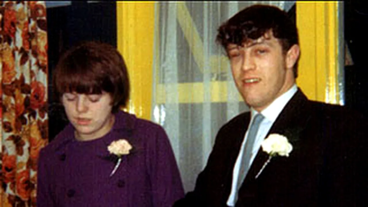 Un barbat din Marea Britanie: Fantoma din fotografie sunt eu cand eram ginere!