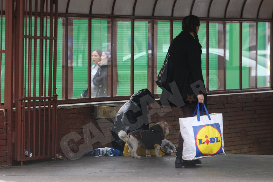 ”Din banii aceştia, plătesc…” Cerşetoarea de la metrou a recunoscut cât câştigă în fiecare zi