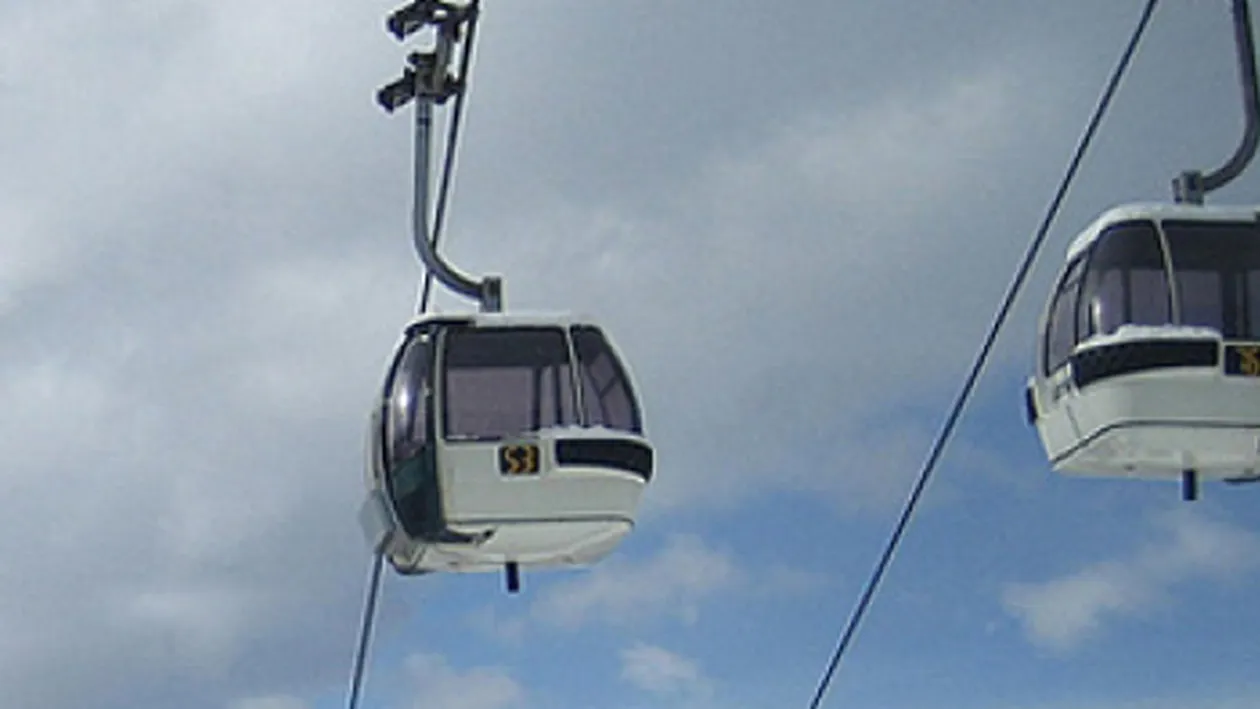 Sunt captivi! 20 de persoane, printre care si o gravida, stau de ore bune in frig