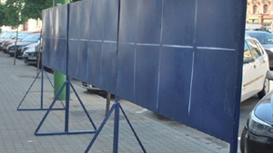 O femeie din Bistrita a fost amendata de Politie dupa ce fiul ei de zece ani a mazgalit afise electorale!