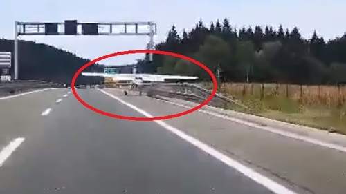 Un avion de mici dimensiuni a aterizat de urgenţă pe o autostradă din Croaţia. Momentul a fost filmat