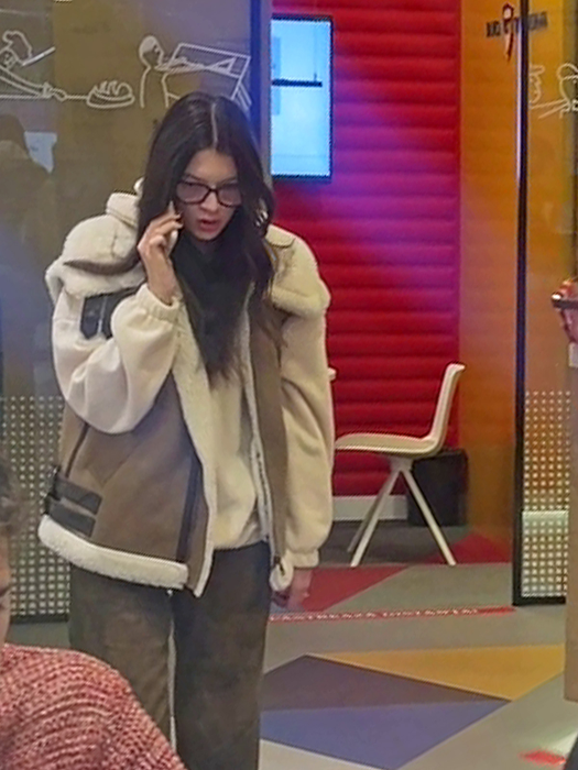 Cleopatra Stratan vorbește la telefon