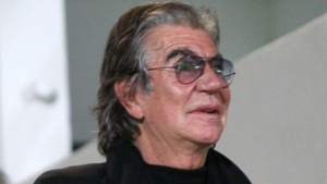 I s-a "trezit" apetitul la plaja! Atarna pielea pe el, dar umbla numai cu bunaciuni! Roberto Cavalli, in cea mai jenanta ipostaza