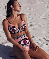 Noua modă a costumelor de baie printre vedete! Inna și Alexia eram, cu „ochiul lui Horus” în zonele intime