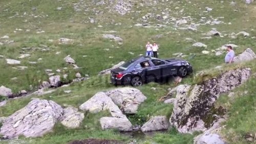 Cum a fost scos un BMW căzut în prăpastie pe Transfăgărăşan. A fost nevoie de un...