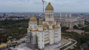 Până când se poate vizita altarul Catedralei Mântuirii Neamului, de fapt. Accesul a fost extins