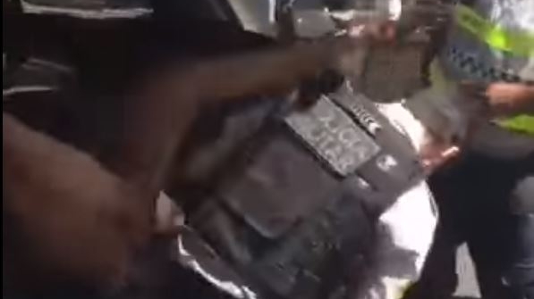 Scandal monstru cu o tânără doar în bikini și 6 polițiști! Cum s-au chinuit s-o bage în mașină și ce picioare și-au luat VIDEO