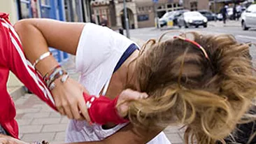 VIDEO K1 intre fete! Bataie in toata regula intre doua eleve, in toaleta liceului!