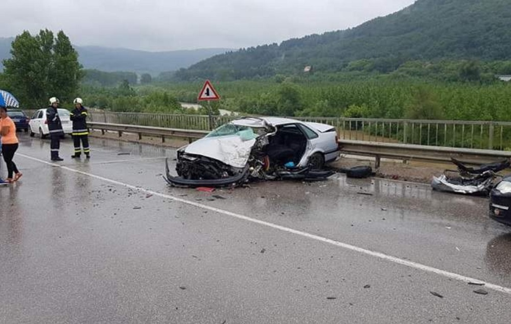 Un român a murit, soţia şi copilul lui sunt în comă, după un accident înfiorător în Bulgaria! Au fost implicate 4 autoturisme şi un TIR