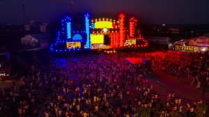 Dan Negru, Irina Baianț și Fanfara Reprezentativă a Forțelor Navale au celebrat Ziua Imnului Național la NIBIRU, în fața a 25.000 de oameni