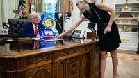 Cine este Natalie Harp, femeia care nu se dezlipește de Donald Trump. Relația care a stârnit controverse la Casa Albă