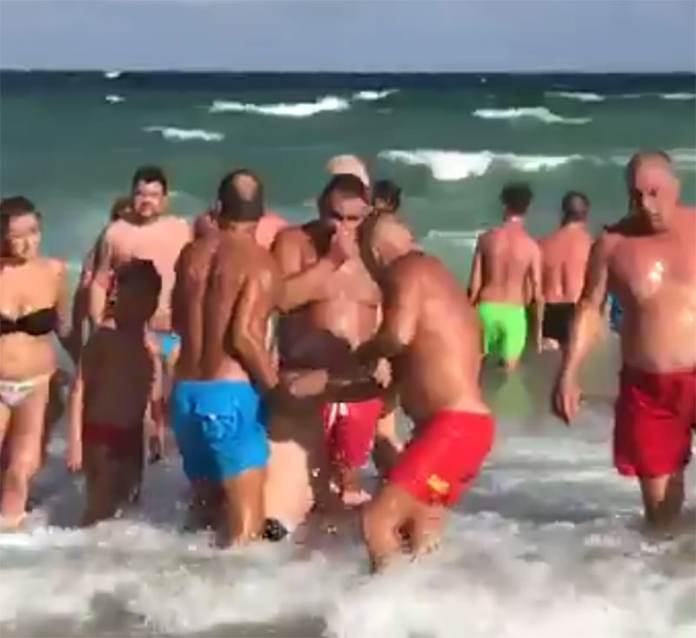 Un politician a fost la un pas să se înece la Eforie Nord. A fost scos din mare în stare de şoc, de patru…
