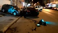 După el potopul! Accident în fața secției de poliție: a lovit trei mașini ale oamenilor legii și a rupt un semafor