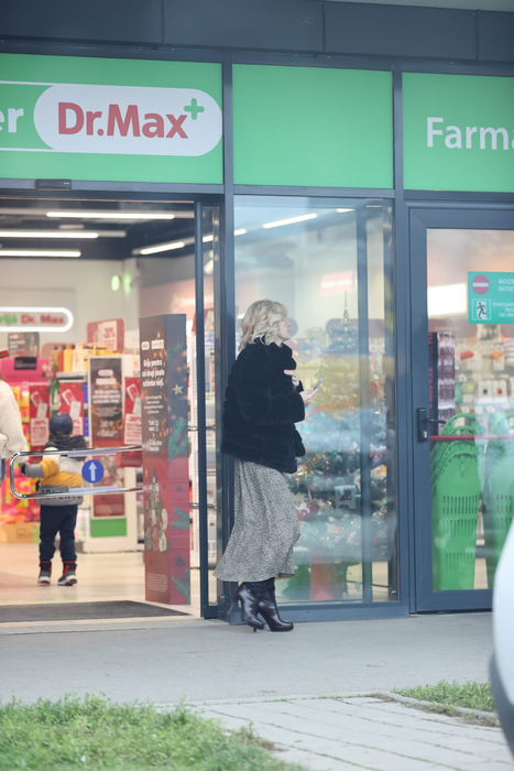 Prezentatoarea Observatorului a mers la farmacie, apoi s-a uitat în vitrina unui magazin de jucării