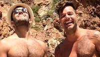 După ce au anunţat că s-au logodit, RICKY MARTIN şi iubitul său au mers pe litoral! Cum au apărut pe plajă