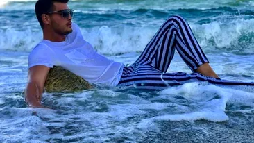Cum a descoperit Răzvan Botezatu că este gay: “Mă pupa pe tot corpul și mă penetra“