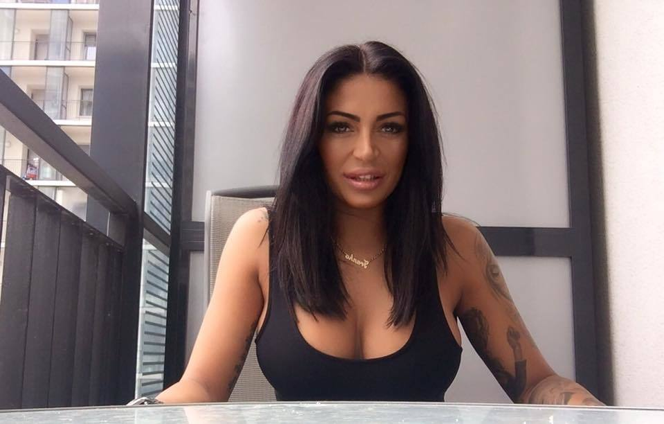 PEPE i-a dat like pe Facebook! VEZI cum arată focoasa brunetă! E o adevărată bombă-sexy!