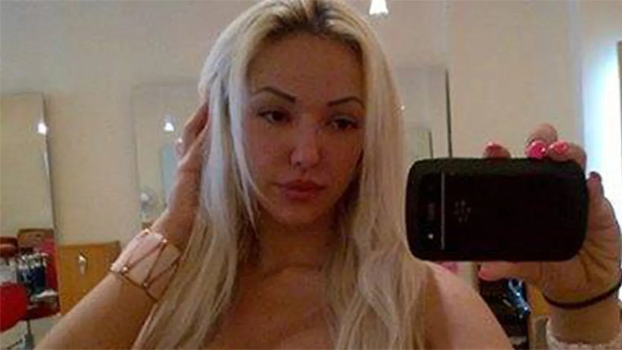 S-a dezbracat si s-a pozat asa pe plaja! Afla despre ce blonda sexy din showbiz e vorba!