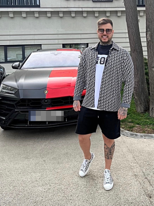 Adrian Mititelu Jr., alături de bolidul colantat în roșu și negru (SURSA FOTO: CANCAN.RO)