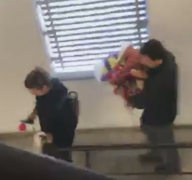 Gest sfâşietor făcut de Simona Halep pe aeroport! Extenuată şi dezamăgită după înfrângerea de la Australian Open, tenismena a clacat şi a făcut praf visul unui copil