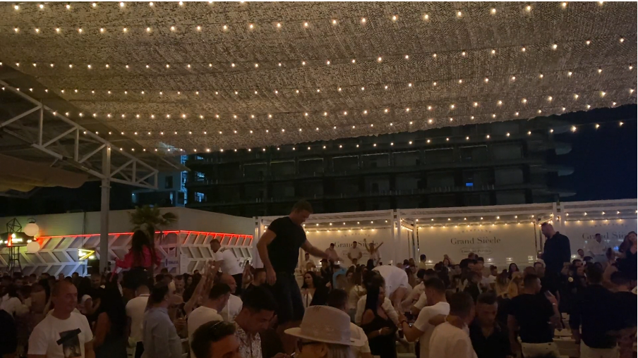 Cătălin Grigoriu a făcut spectacol pe masă, în Loft, unde a dansat pe "Jerusalema"