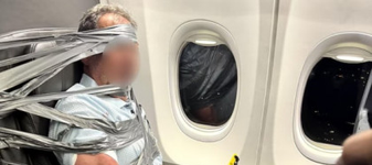 Scandal-monstru în avion. Pasagerii s-au văzut obligați să lege cu bandă adezivă un bărbat recalcitrant
