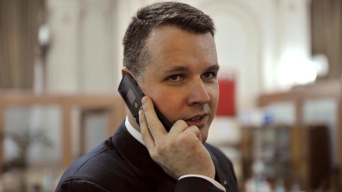 Există şi români fericiţi pe lângă Ion Ţiriac: fostul ministru al Sănătăţii, Ion Bazac, e unul dintre ei! Şi-a comandat un Ferrari de 1,2 milioane E! Celebra companie a anunţat că va produce doar 50 de unităţi din super-modelul LaFerrari Spider, iar unul dintre acestea va ajunge în România! @ Exclusivista maşină are 963 de cai putere şi este cea mai rapidă decapotabilă construită vreodată de Ferrari