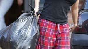 Kerry Katona a aruncat hainele sotului la gunoi!