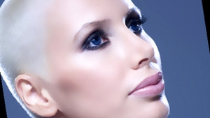 Catalina Toma revine in muzica! Asculta aici noul single, "Boy toy"