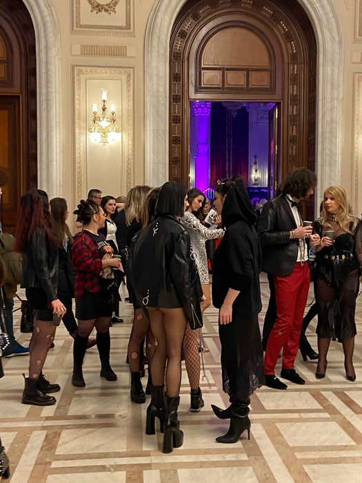 Nu e banc! Lidia Buble a venit în fundul gol azi-noapte, la petrecerea Elle