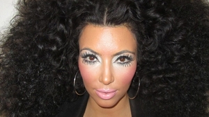 Imaginile in care fundul ei pare si mai mare decat e in realitate! Cum arata cu adevarat Kim Kardashian in costum de baie