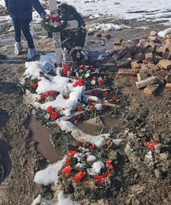 Imagini greu de privit! Mormântul unei fetiţe din Făgăraş, vandalizat în timpul unei petreceri în cimitir. FOTO