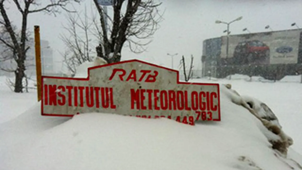 Institutul Meteorologic, lovit de blestemul zapezii! Statia de autobuz, ingropata sub nameti