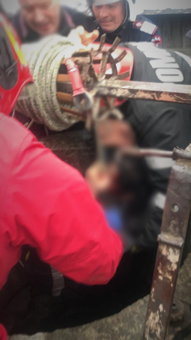 O tânără din județul Suceava a căzut într-o fântână adâncă de 28 de metri. Cum a decurs operațiunea de salvare | Foto + VIDEO