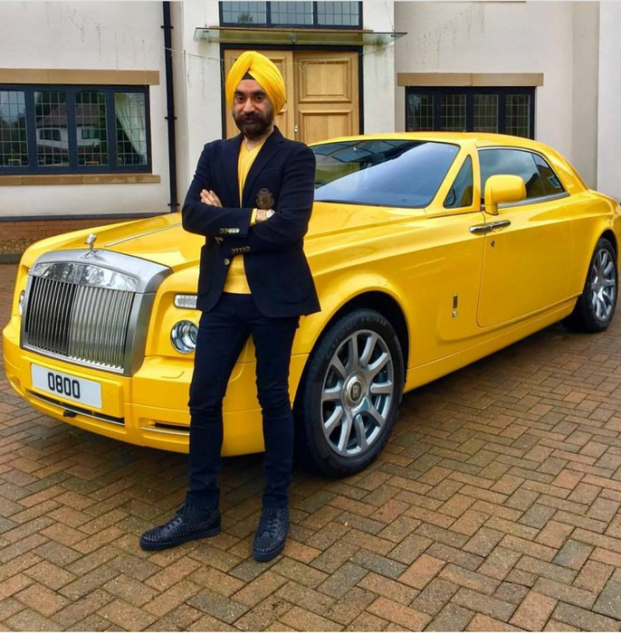 Un bărbat a intrat în bancă și a cerut un împrumut de 5.000 de lire, oferind drept garanție un Rolls Royce de un sfert de milion! Bancherii au rămas șocați când au aflat cine era