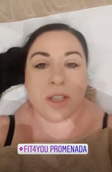 Oana Roman “și-a sculptat” fața! S-a filmat în timpul procedurii estetice
