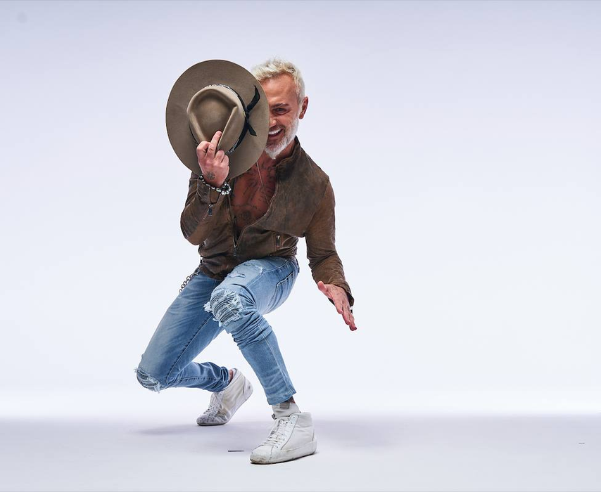 Gianluca Vacchi, kiki challenge în costum de baie pentru femei și... tocuri