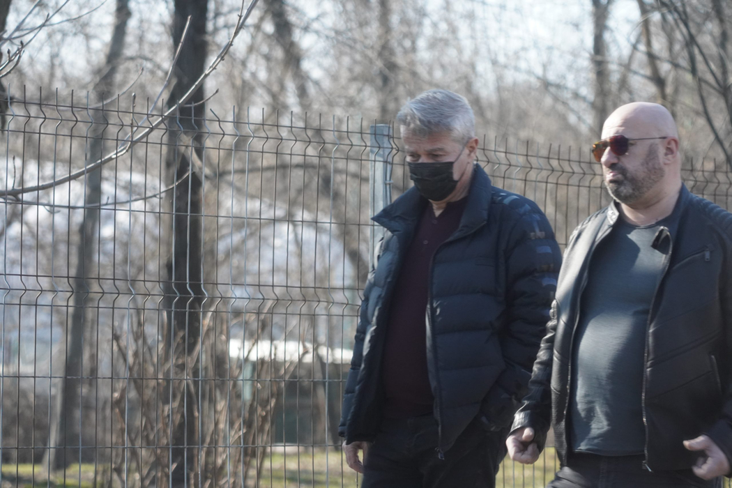 Dan Bittman și Cătălin Scărlătescu, unul cu mască și celălalt fără