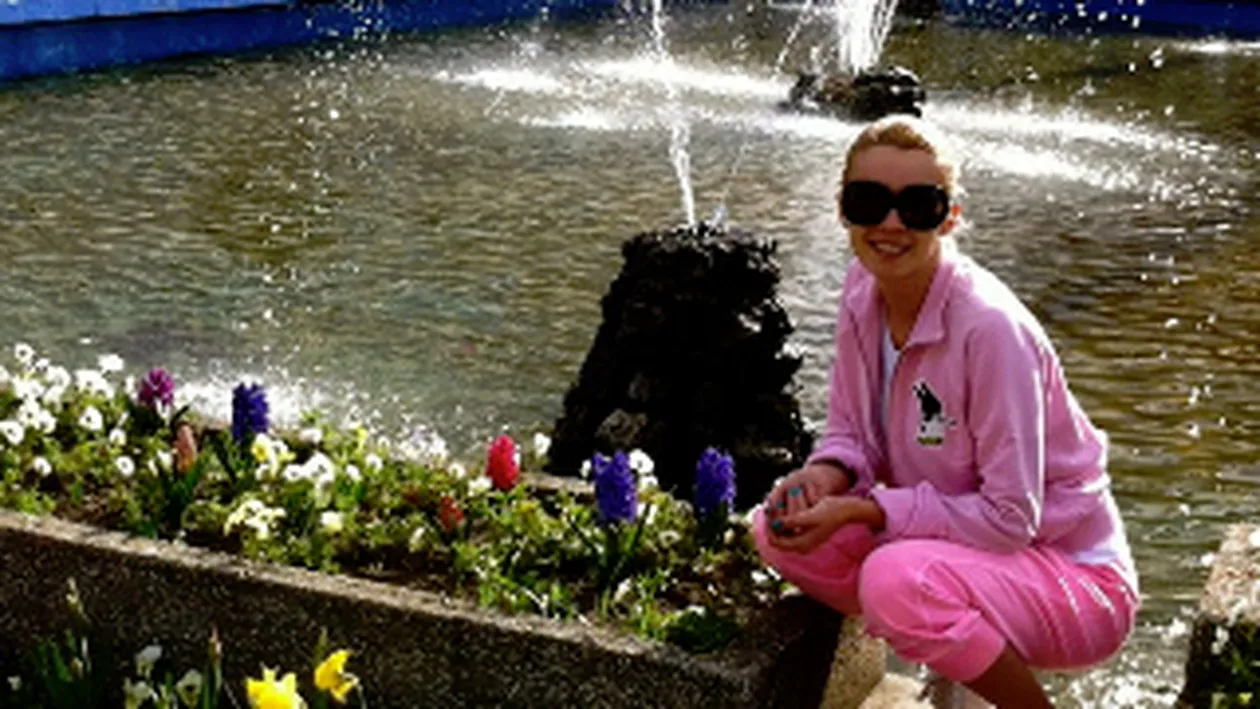 VIDEO Diana Dumitrescu se bucura de primavara! Iat-o prin parc, pe bicicleta, impreuna cu Madalina Draghici!