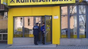 Atac armat la o bancă, agresorul i-a tinut pe angajaţi ostatici!