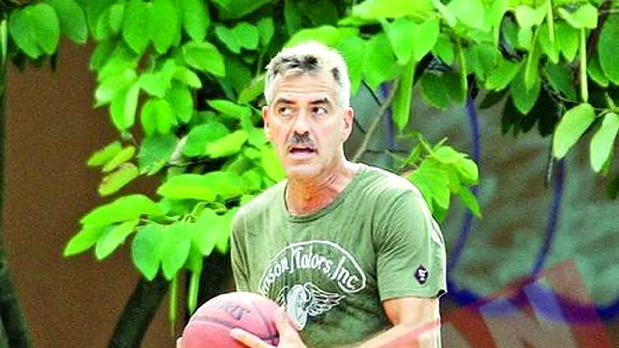 George Clooney si-a lasat mustata