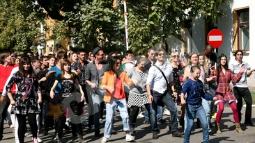 Tinerii din LaLa Band dau startul distractiei cu flashmob-ul din Pariu cu viata