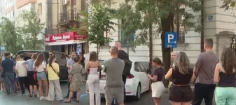 VIDEO Unt vs. margarină. Cel mai nou „război” de pe rețelele sociale are un efect neașteptat: coadă de sute de metri la merdenele