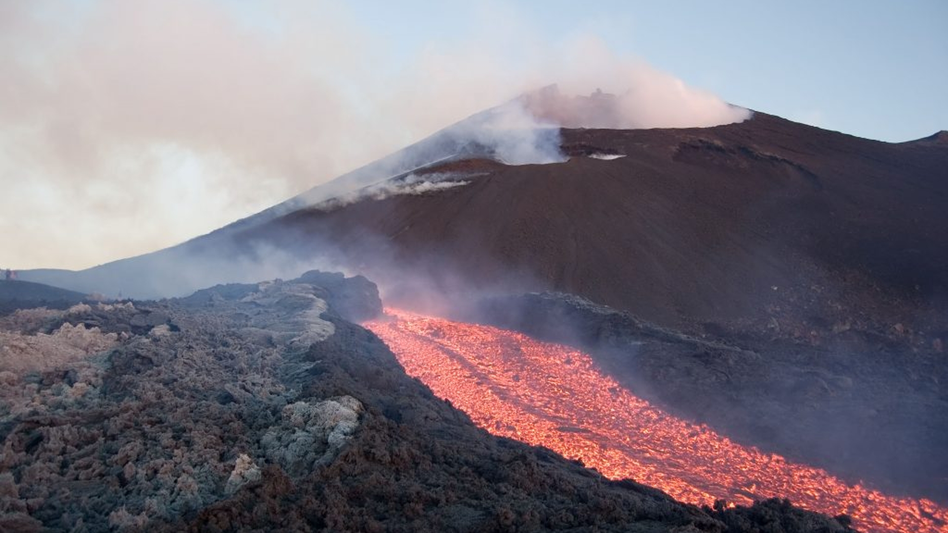 Explozii puternice pe Etna! A fost ridicat nivelul de alertă