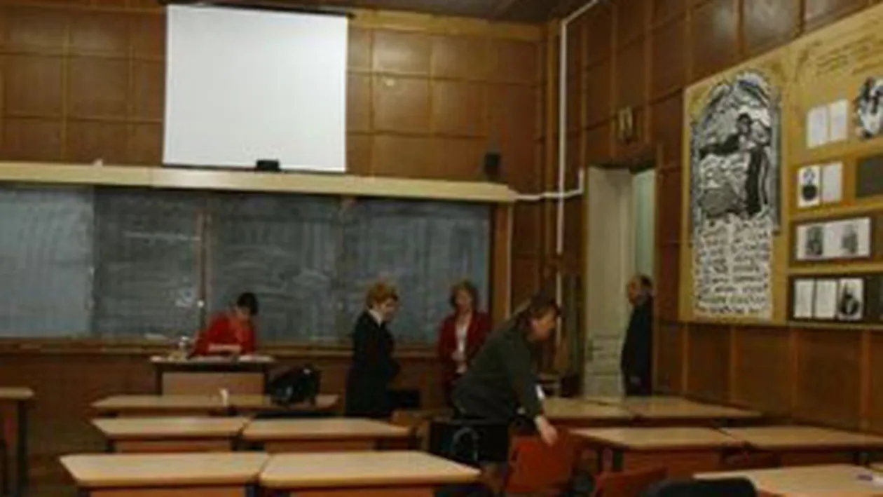 Peste 380 elevi de la doua scoli din Vaslui au fost trimisi acasa din cauza frigului din clase!