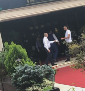 Cosmin Olăroiu a coborât la costum din Rolls și a dat bacșiș 50 €!