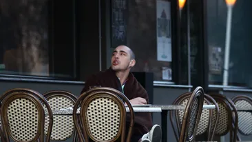 Vladimir Draghia, spectacol socant intr-un restaurant din Capitala! Se infofoleste in paturi, mananca paine goala si bea vin rosu!