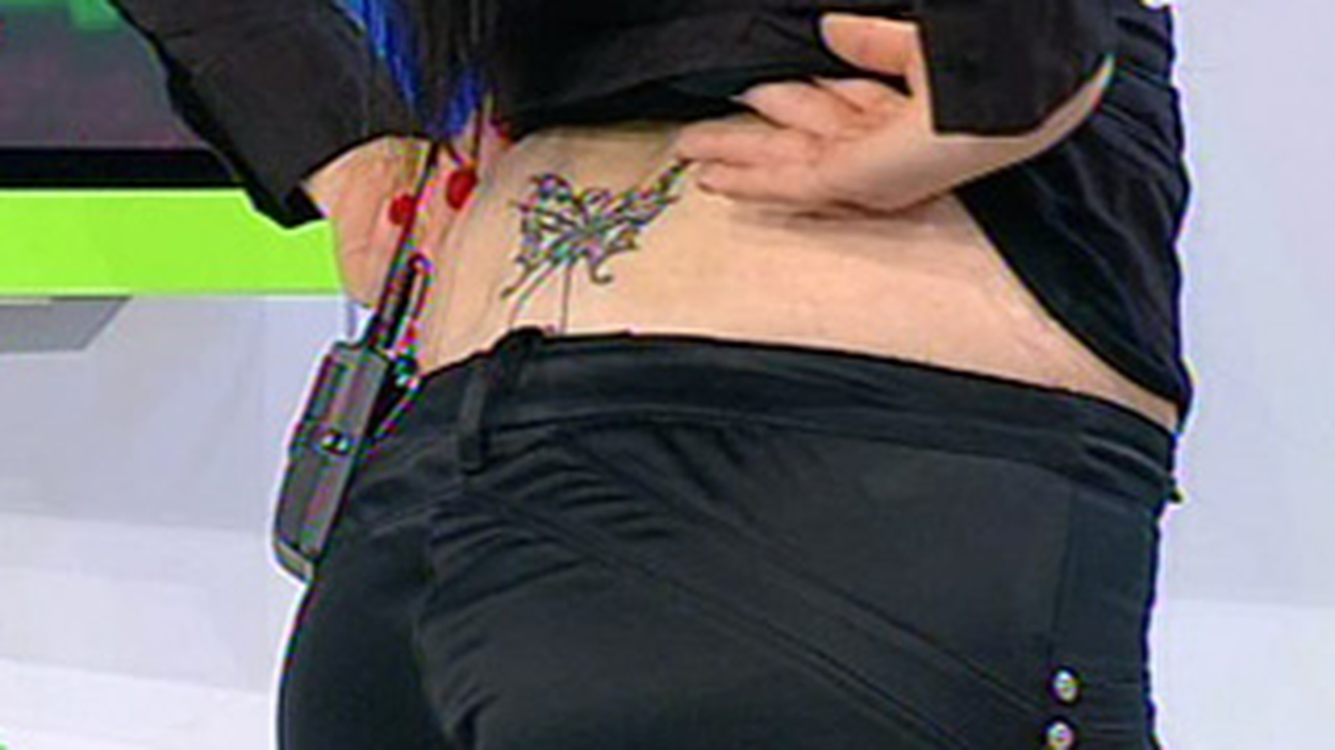 VIDEO Vecina de la Neata si-a aratat chilotii in emisiune! Are tatuat un fluture ca Daniela Crudu