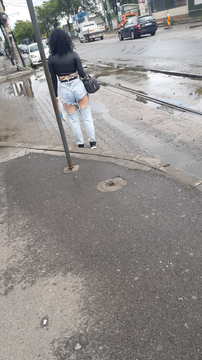Imagini incredibile. Cum a apărut îmbrăcată o adolescentă, într-o stație de autobuz din București - Un pensionar a privit-o cu dispreț minute în șir. FOTO / Sursă: cancan